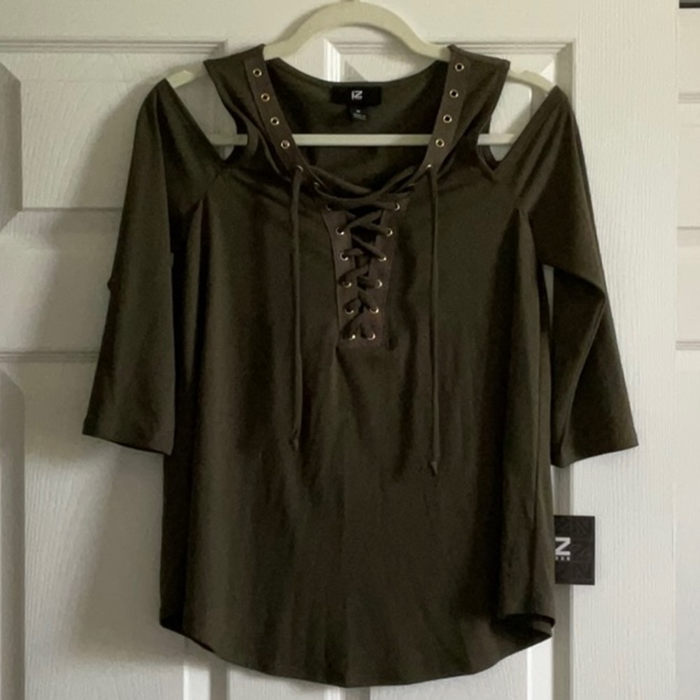 NWT Women’s shirt medium, cold shoulder, hunter green